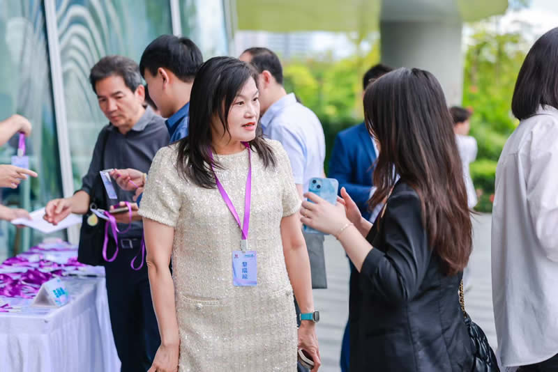 黎主任与活动嘉宾交流和合影2