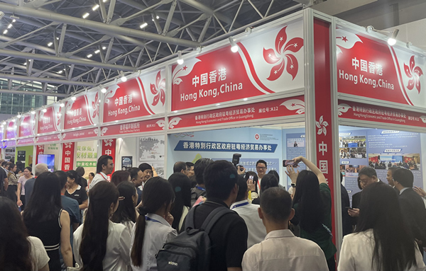 参展商和市民参观驻粤办展位 参展商和市民参观驻粤办展位