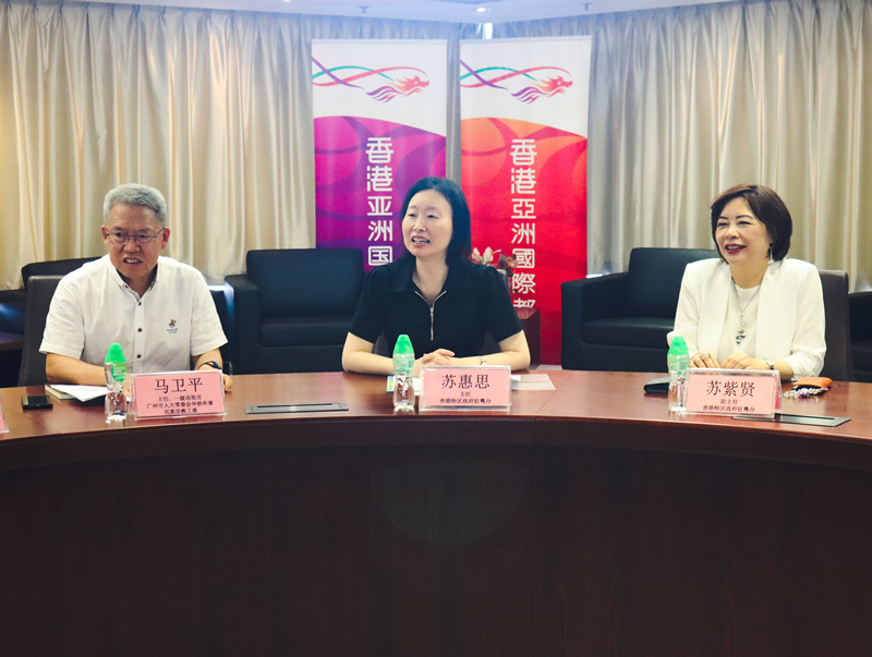 苏惠思主任（中）、马卫平主任（左）、驻粤办苏紫贤副主任（右）与代表们交流