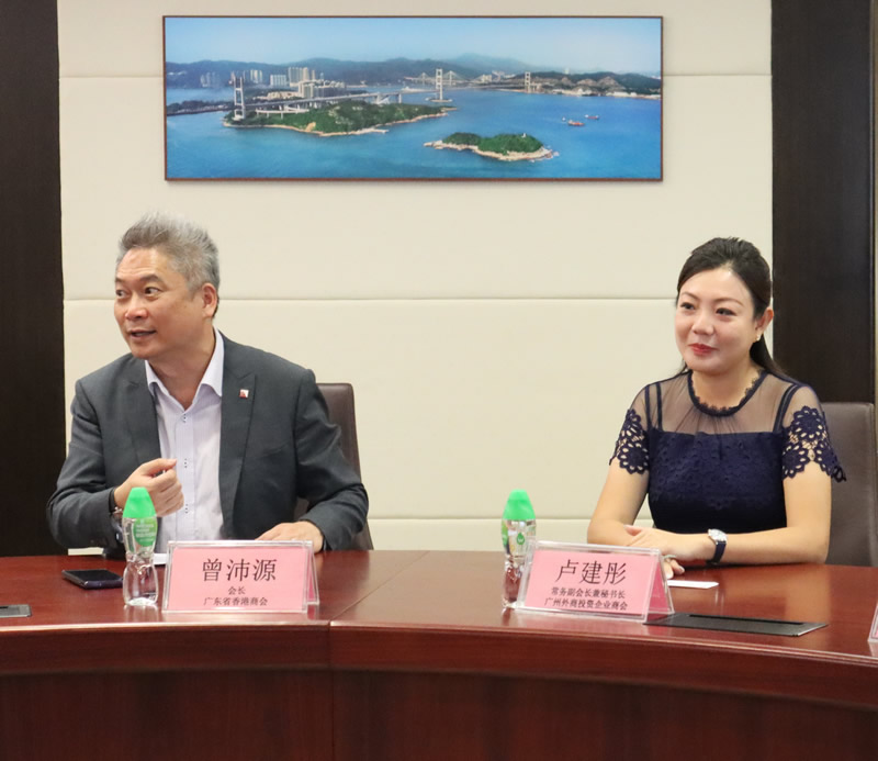 广东省香港商会曾沛源会长（左）、广州外商投资企业商会卢建彤常务副会长兼秘书长（右）发表意见