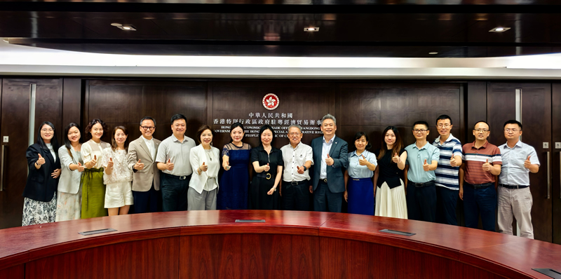 苏惠思主任（中）、马卫平主任（右八）、曾沛源会长（右七）、卢建彤常务副会长（左八）、苏紫贤副主任（左七）与参会人员大合照