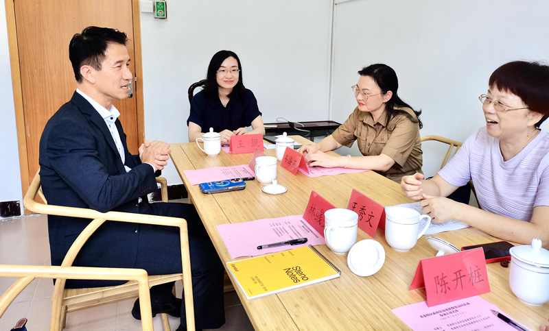 郑震生(左1)与中共三明市委统战部副部长、二级调研员王秀文（女）(右1)会面交流