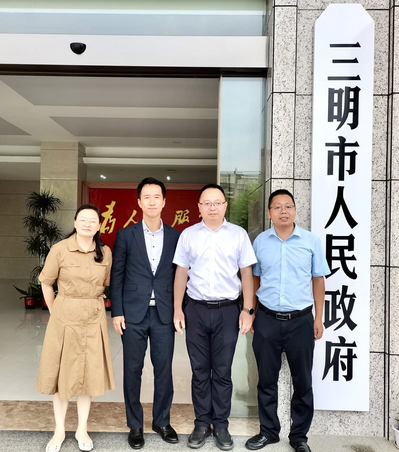 郑震生(左2)与三明市政府办公室主任兼港澳办主任洪彬及(右2) 、三明市政府办公室副主任韦海燕（女）(左1)等合照