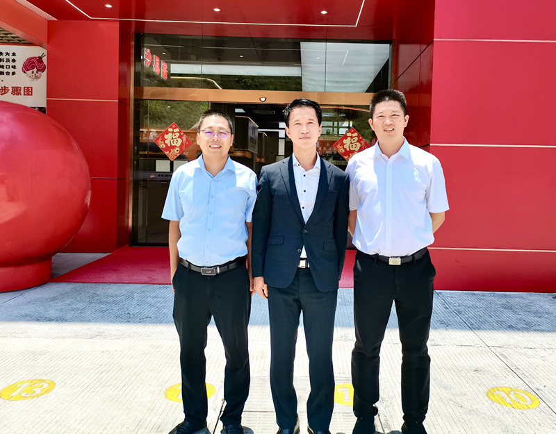 郑震生(中)一行人在三明市沙县区副区长熊纬辉(右1)及三明市港澳办科长陈开桩(左1)陪同下参观该公司展示厅及合照