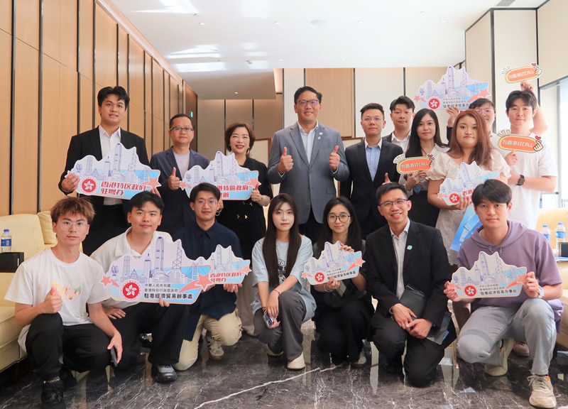 梁宏正副局長（後二排中）；蘇紫賢副主任（後二排左三）與香港青年合影