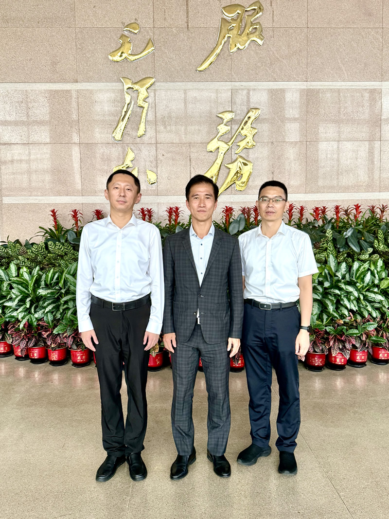 鄭震生(中) 與龍岩市委常委、副市長高丁博(左)及龍岩市政府副秘書長、辦公室主任、港澳事務辦公室主任陳天琦(右)合照
