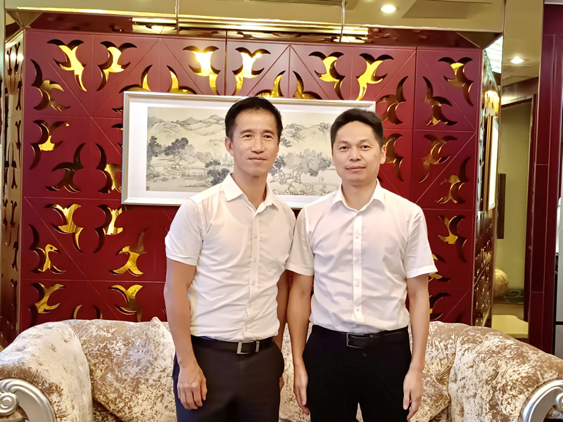 鄭震生(左)與上杭縣黨組成員、副縣長黃小明(右)合照