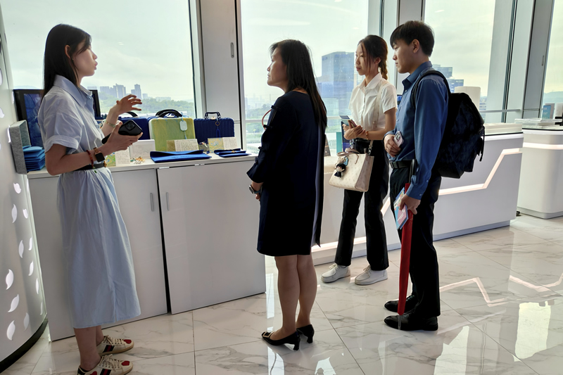 听取青创中心负责人介绍创业团队产品