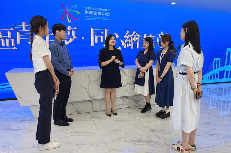 与在青创中心实习的香港大学生（右二及三）交流