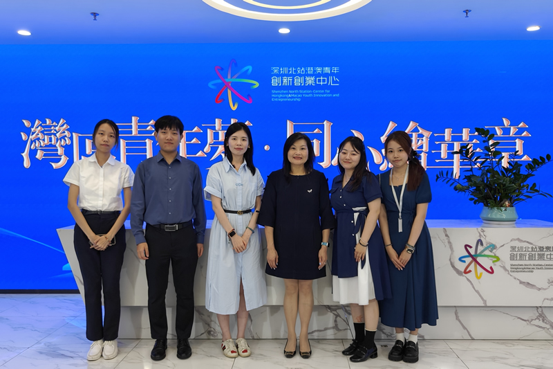 黎瑞琼主任（右三）与基地负责人及实习生合影