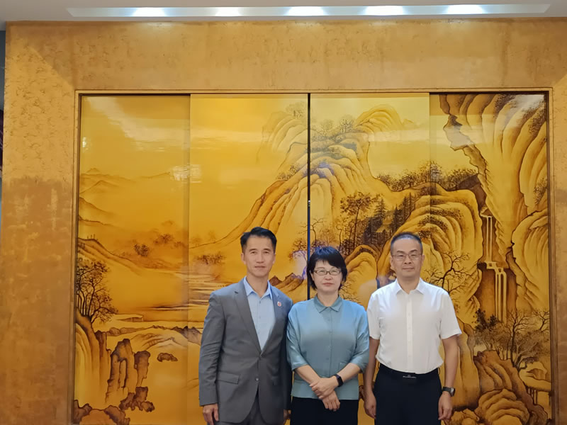 郑震生(左) 与莆田市副市长林韶雯(中)合照