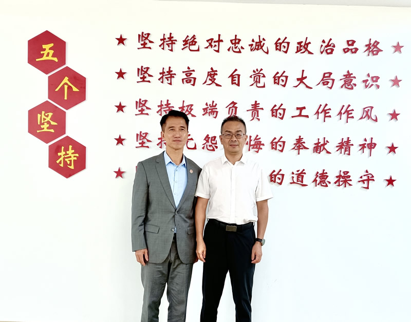 郑震生(左) 与莆田市港澳事务办公室主任李伟 (右)合照