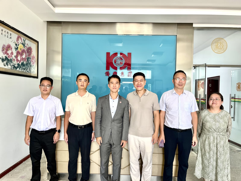 郑震生(左3)一行人与该公司副总裁许嘉威(右3)合照