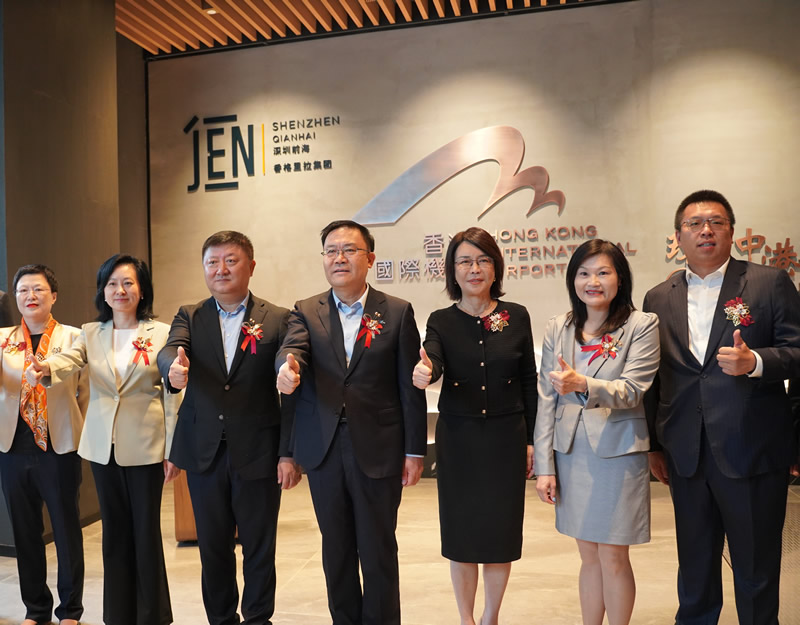 深圳市委常委、深圳市前海深港現代服務業合作區管理局黨組書記、局長王守睿(中)、香港機場管理局行政總裁張李佳蕙(右三)、深圳市人民政府港澳事務辦公室主任姜力琨(左三)、駐深圳聯絡處主任黎瑞琼(右二)等嘉賓於候機樓開幕儀式合影