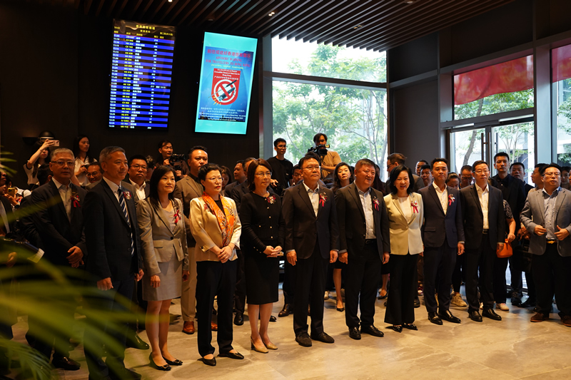 黎主任（右二）與出席嘉賓合影
