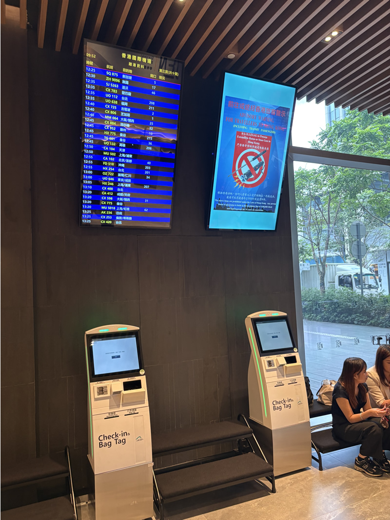 候機室內設亦有航班資料顯示牌和智能登記櫃台　