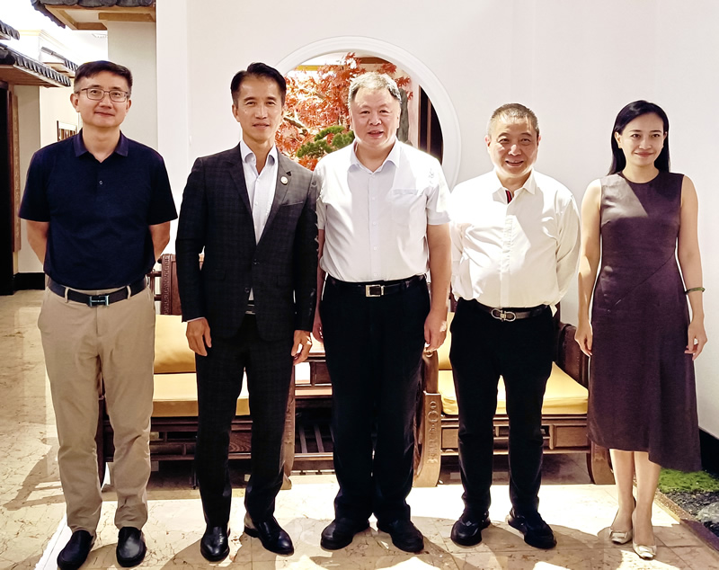 駐福建聯絡處主任鄭震生 (左2)與廈門市委宣傳部常務副部長上官軍 (中) ,對外宣傳處處長汪波(左1),香港商報董事總經理戴杰(右2),以及香港商報廈門記者站站長胡薇(右1)等合照 駐福建聯絡處主任鄭震生 (左2)與廈門市委宣傳部常務副部長上官軍 (中) ,對外宣傳處處長汪波(左1),香港商報董事總經理戴杰(右2),以及香港商報廈門記者站站長胡薇(右1)等合照