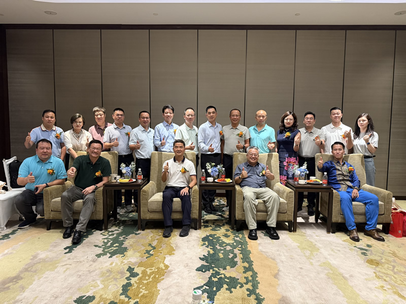 驻福建联络处主任郑震生（第一排右1）与主要出席嘉宾包括厦门大学管理学院党委书记张明智（第1排左2）、新加坡驻厦门总领事庄志嘉（第1排右2）、福建省商务厅亚洲处处长马国武（第1排左1）、厦门大学EMBA福州校友会会长黄伏虎（第2排右7）及主要企业代表等大合照