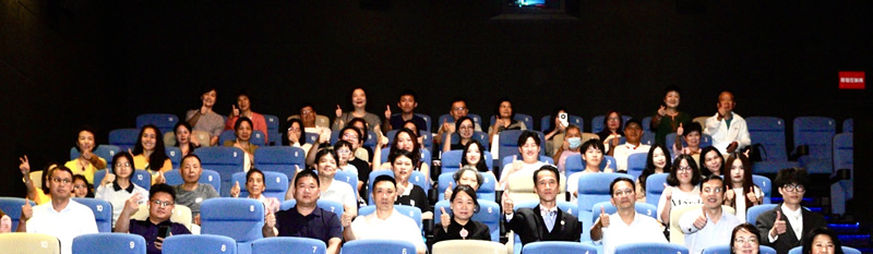 驻福建联络处主任郑震生与出席放映会逾110位现场观众大合照2