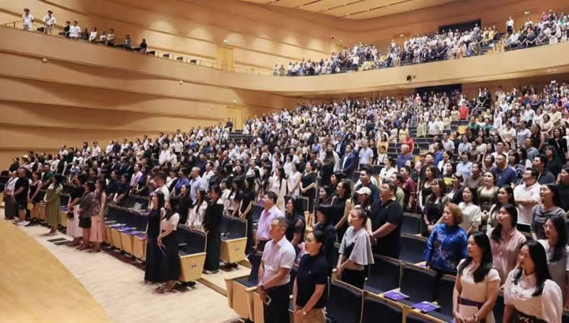 全场出席嘉宾起立合唱国歌，为音乐会揭开序幕。