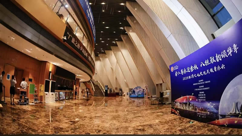 音乐会现场布置充分结合音乐会氛围，每位出席嘉宾亦获派发一本设计精美的场刊。1