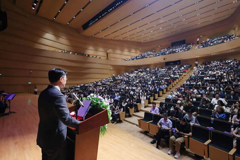 驻广西联络处主任王卓然藉两文三语致辞，向出席嘉宾展示香港的文化特色之一，以促进多元文化的交流与共融。2