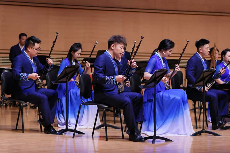 代表广西壮族自治区的“广西民族乐团”，全神贯注演奏充满广西特色的乐章。