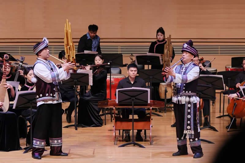 当晚穿上少数民族服饰的广西“锦韵当代乐团”发挥精湛的技艺，当中乐手正演奏非遗乐器-籚笙。