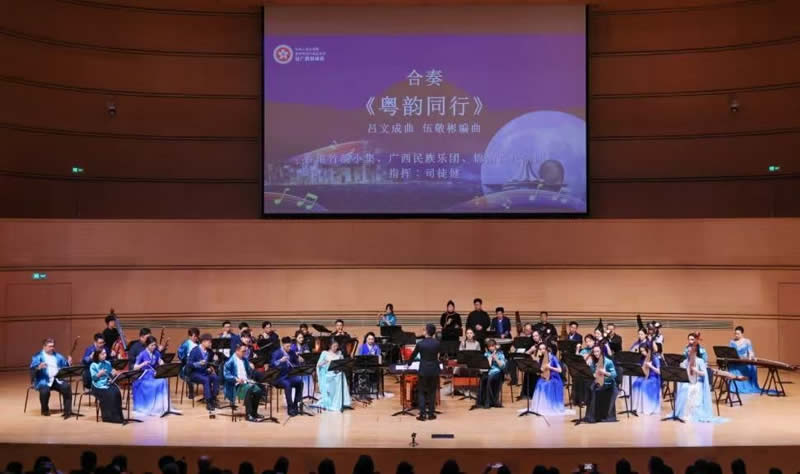 三支乐团在音乐会尾声同场演出，将全场气氛推向另一个高峰。