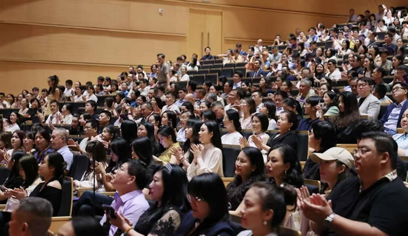 音乐会现场气氛热闹，观众全情投入。