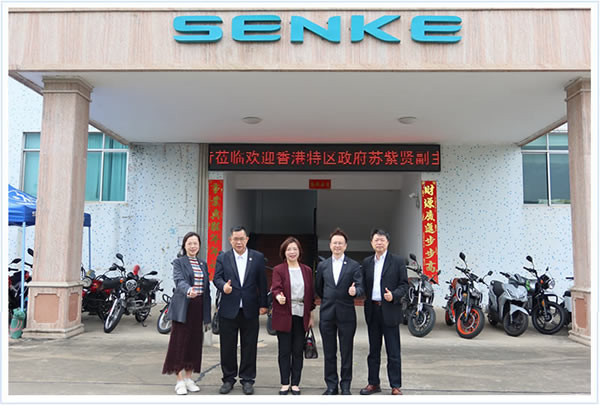蘇紫賢副主任（中）與江門外商投資企業協會執行會長彭志濤（右二）、鶴山國機南聯摩托車工業有限公司副總經理李志兵（左二）等合影