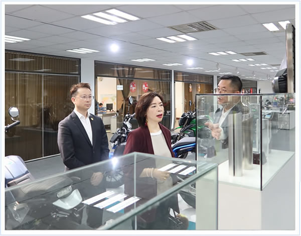 蘇紫賢副主任（中）參觀企業