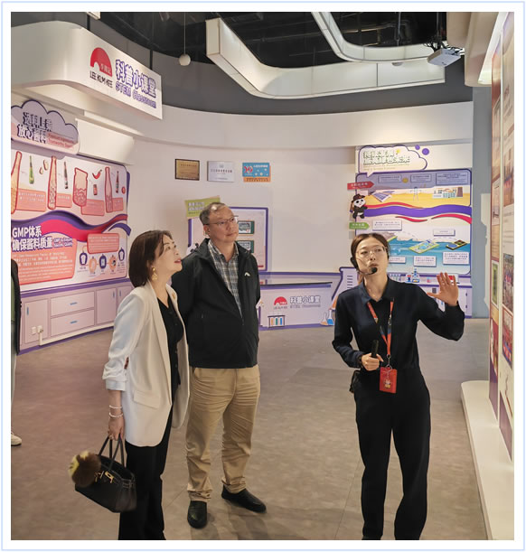 蘇紫賢副主任（左一）參觀企業