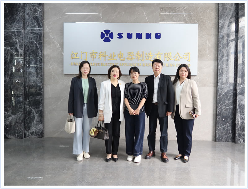 蘇紫賢副主任（左二）與江門市科業電器製作有限公司董事長秘書黃柳新（右三）、江門外商投資企業協會副秘書長韓婉薇（左一）等合影