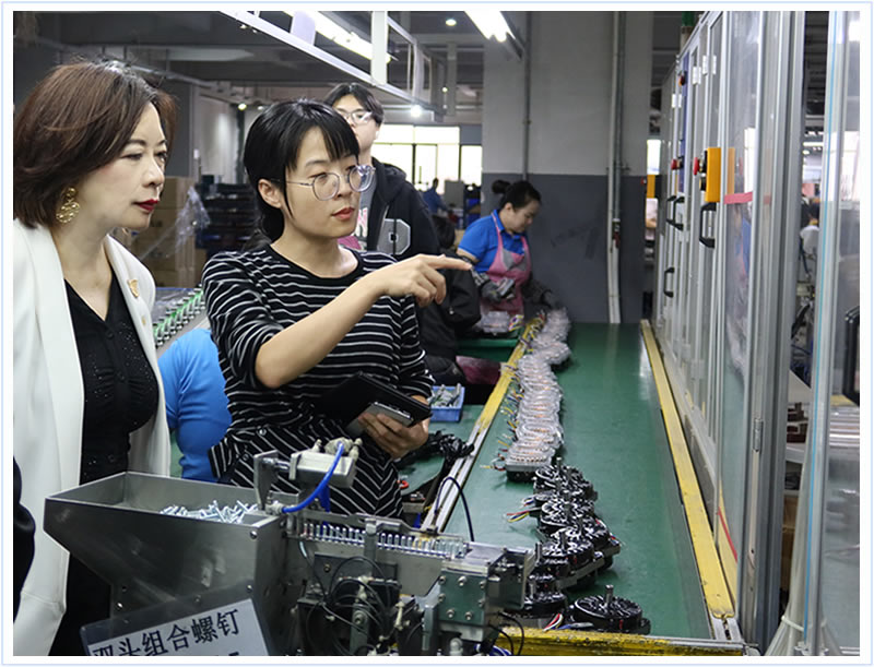 蘇紫賢副主任（左一）參觀企業