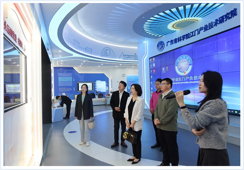 蘇紫賢副主任（中）、廣東省科學院江門產業技術研究院副院長孫東磊（右二）聆聽講解員介紹