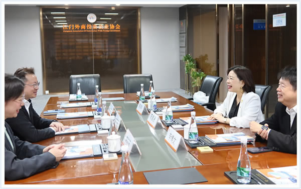 蘇紫賢副主任（右二）與江門外商投資企業協會執行會長彭志濤（左二）座談