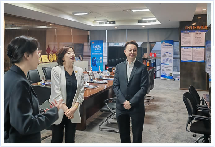 蘇紫賢副主任（中）聆聽協會工作人員介紹