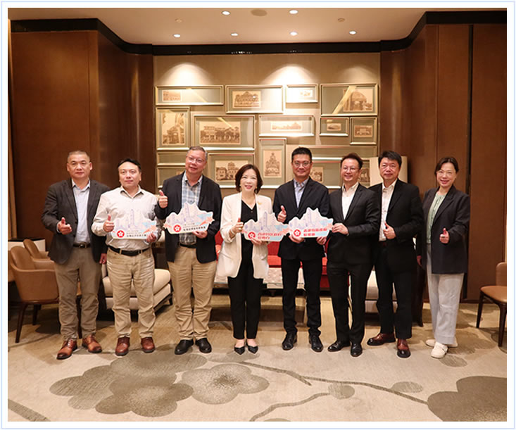 蘇紫賢副主任（左四）與江門市台港澳事務局局長李欣立（右四）、李錦記醬料全球製造副總裁莫國棟（左三）、江門大昌慎昌食品加工倉儲有限公司總經理鄧建良（左一）、江門高力金屬製品有限公司董事長彭志濤（右三）、江門市華深食品有限公司總經理黃子浩（左二）等合影