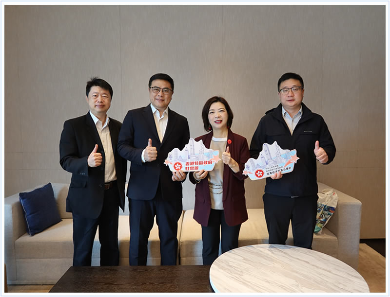 蘇紫賢副主任（右二）與江門市商務局副局長李肇賢（左二）等合影