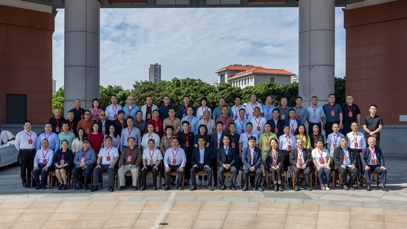 11月1日，駐福建聯絡處主任鄭震生(第1排右7)與出席「媽祖文化遺產保護利用論壇」主要嘉賓包括福建省文化及旅遊廳黨組成員、副廳長、福建省文物局局長傅柒生(第1排左8)，湄洲日報社黨委書記、社長朱武雄(第1排左7)，湄洲日報社總編輯林俊禹(第1排右6)等大合照