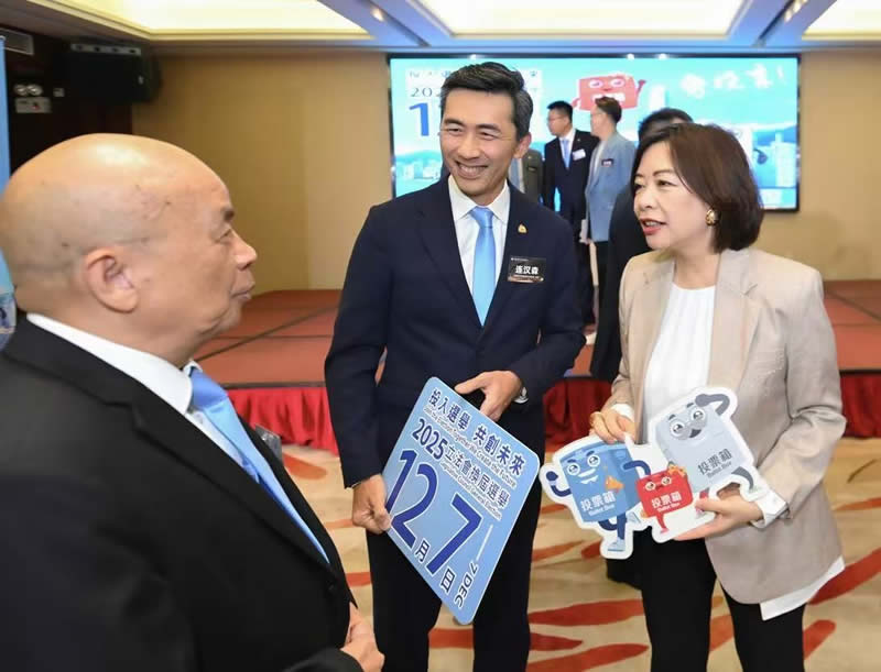 苏紫贤（右一）向在莞港商介绍2025年立法会换届选举安排