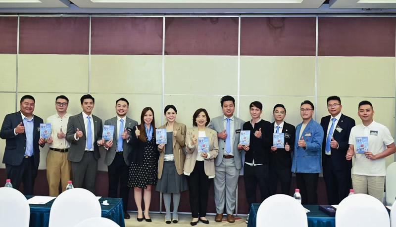 苏紫贤（中）向在莞香港青年介绍2025年立法会换届选举安排