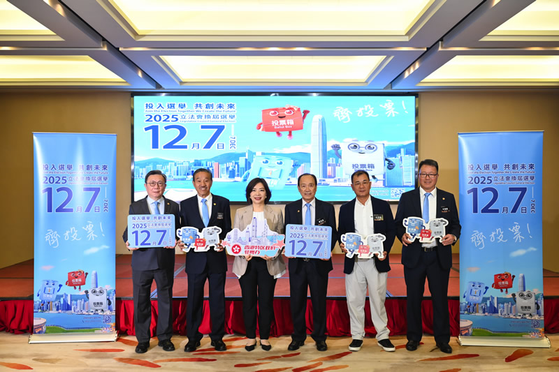 苏紫贤（左三）与在莞港商合影