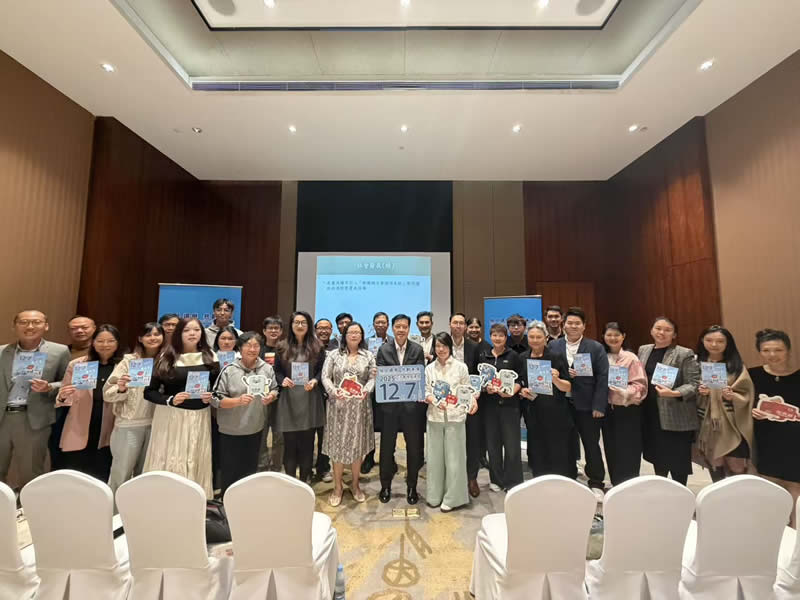 驻广西联络处主任王卓然(前排左八)与出席简报会的港人合照。