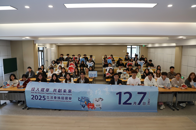 駐福建聯絡處副主任梁易賢（第1排右6）與華僑大學泉州校區的香港籍學生合影留念。