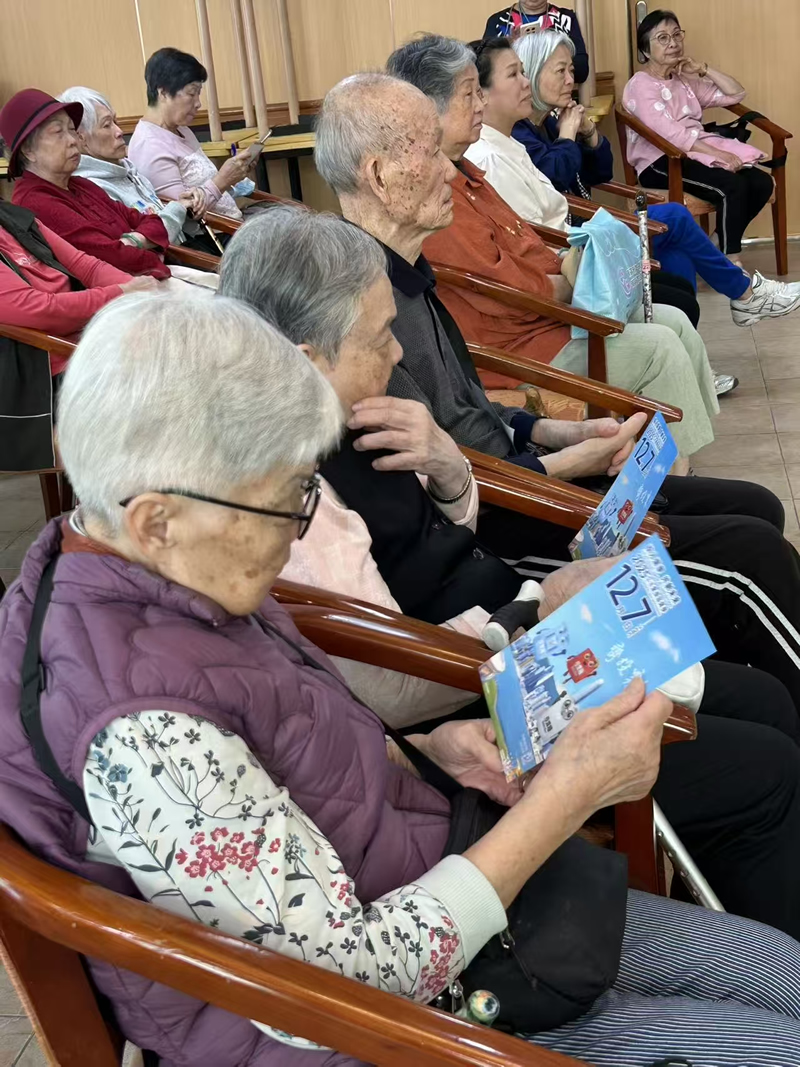 在赛马会深圳复康会頤康院摆放宣传品，并向院友宣传立法会选举1