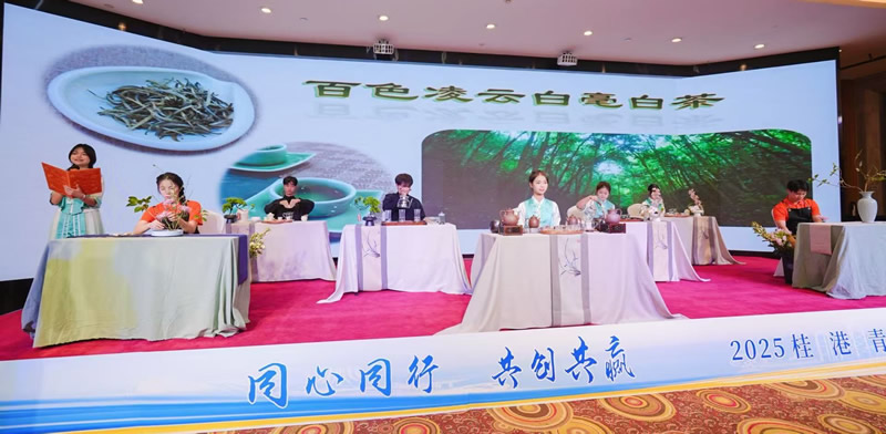 晚宴期間安排了民俗文化展示，包括茶藝與插花表演、古箏彈奏及蕭獨奏等，讓在座嘉賓特別是香港青年對廣西豐富多彩的傳統文化有更深體會。1