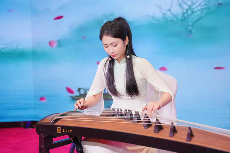 晚宴期間安排了民俗文化展示，包括茶藝與插花表演、古箏彈奏及蕭獨奏等，讓在座嘉賓特別是香港青年對廣西豐富多彩的傳統文化有更深體會。2