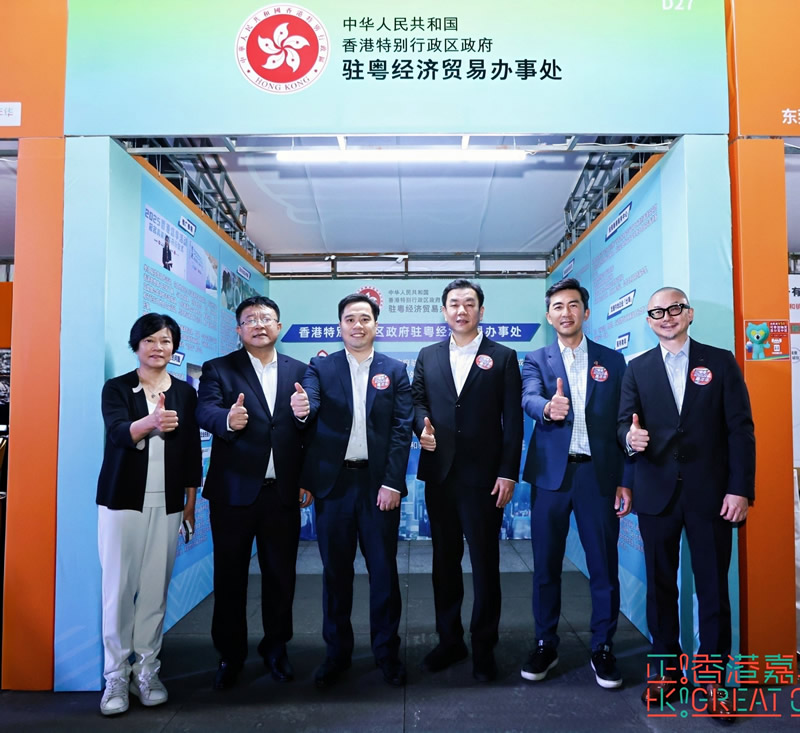 驻粤办展板前留影：庄港生（左三）、刘光滨（右三）、范克胜（左二）、连汉森（右二）、东莞市外商投资企业协会常务副会长温小燕（左一）、黄天伟（右一）